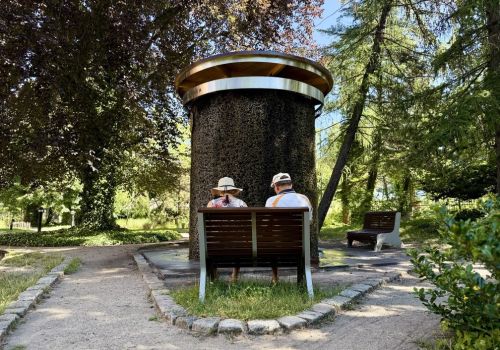 Zdjęcie tężni solankowej w ogrodzie Muzeum Sopotu.