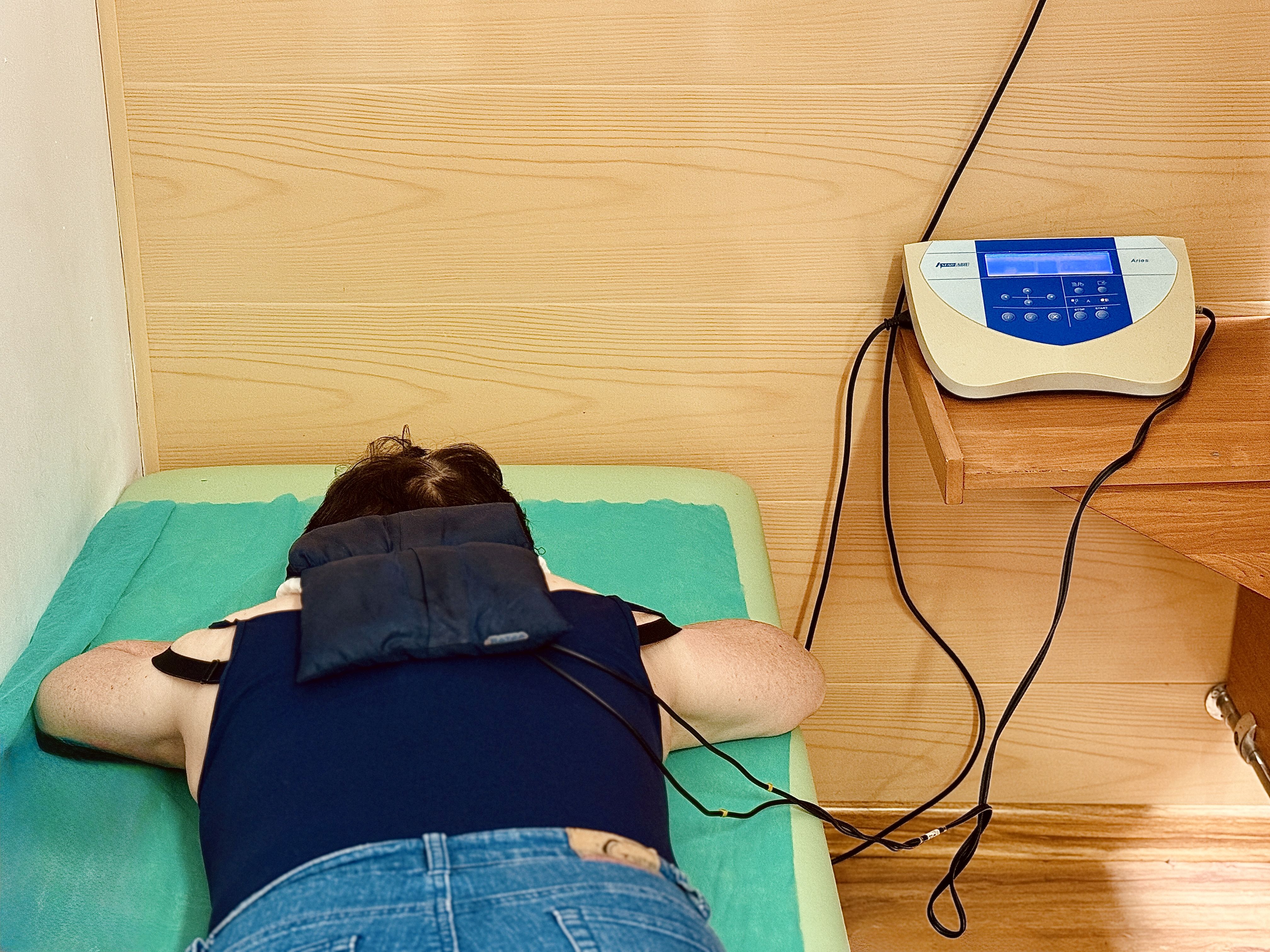 Na zdjęciu pokazano wykonywanie zabiegu tens