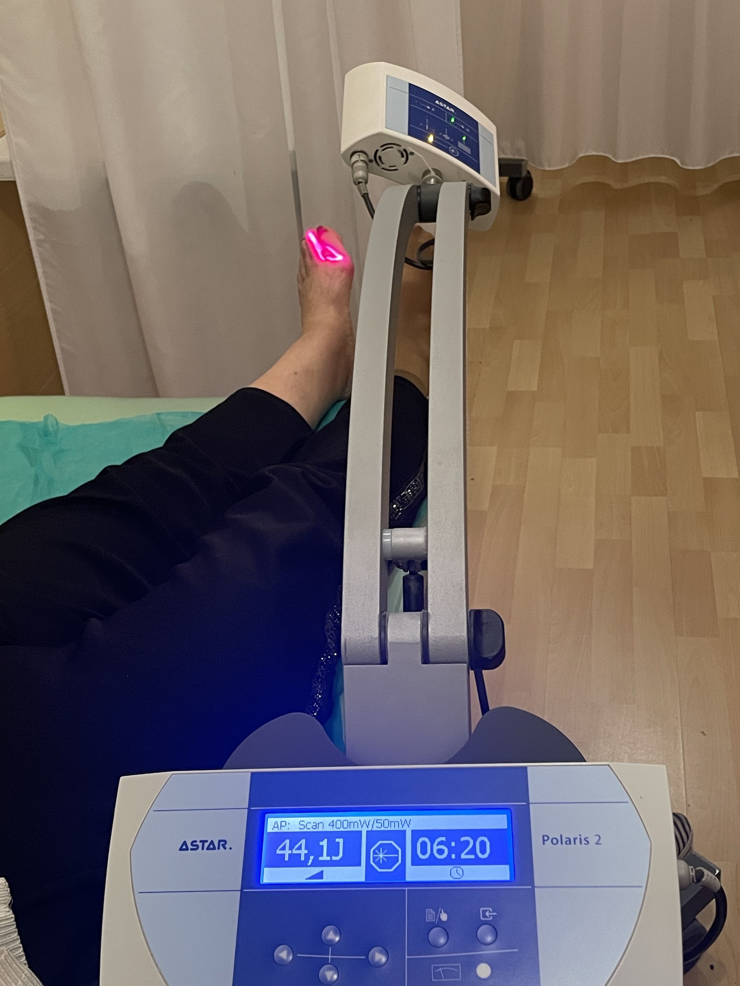 Zdjęcie wykonanie w trakci e wykonywania jednego z zabiegów dostępnych w Sanatorium Leśnik