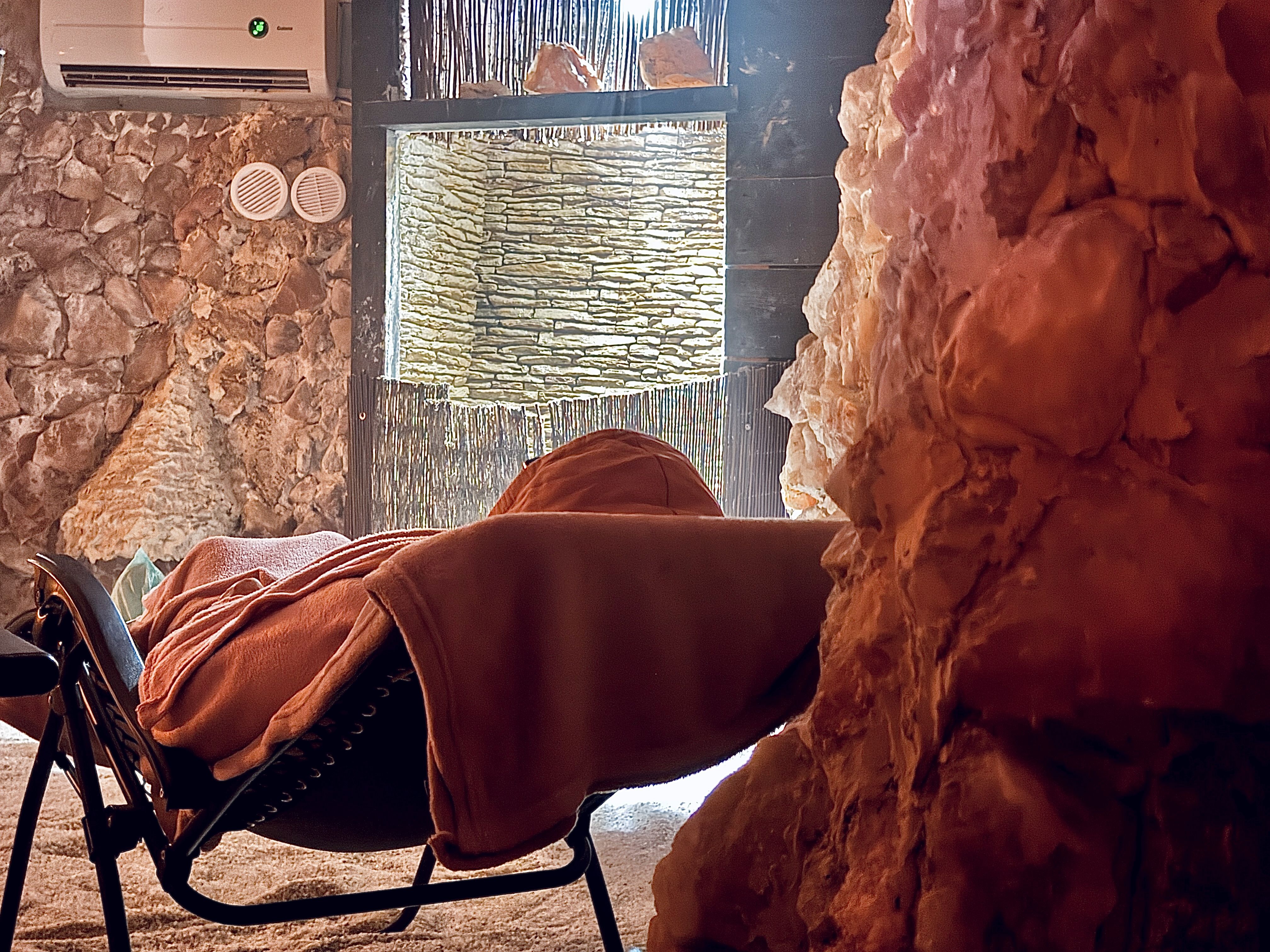 Na zdjęciu utrwalone wnętrze groty solnej -na pierwszym planie wypoczywający wygodnie kuracjusz